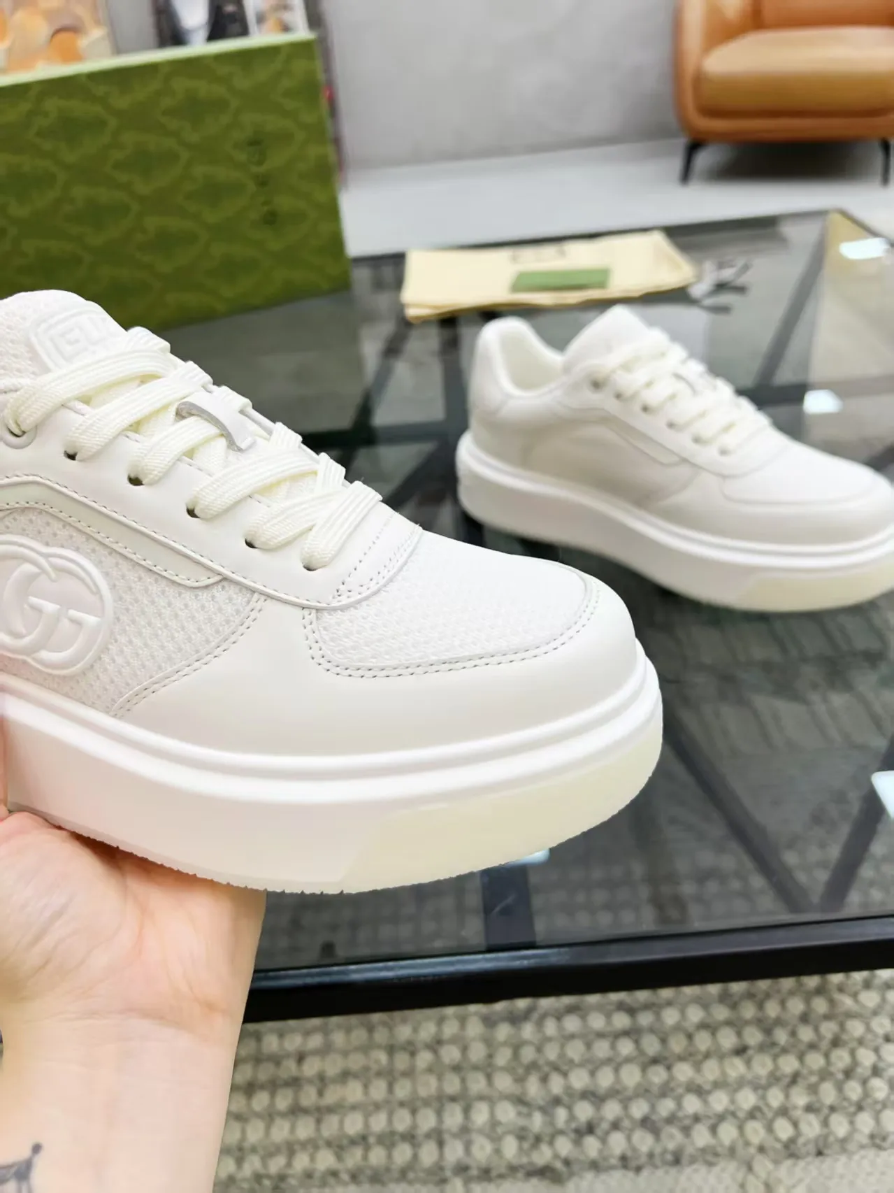 Factory price: 460💰Gucci new men's shoes GUCCI [Lightning] latest shoes are shipped. Original quality, fashionable, made of special materials, sheepskin lining, brand new packaging. The foot feels super comfortable and the workmanship is impeccable. Size: 38-45
